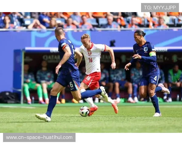 莱万戏耍防守球员后破门，延续15年连续进球纪录