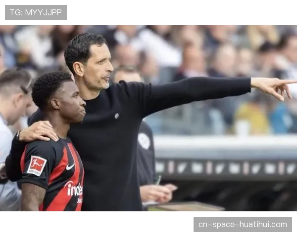 法兰克福赛前发布会，主帅托普穆勒确认队内无新增伤病